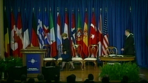 Historie.cs - 25 let v NATO, od holubic k jestřábům