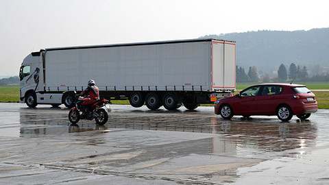 Besipky - Brzdná dráha kamion, auto, motorka