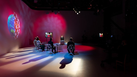 Mimořádné pořady ČT24 - Země v nouzi - pandemie pokračuje: Jak teď a kudy dál?