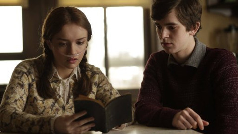 Batesův motel - 3/10 Co je to s Normanem