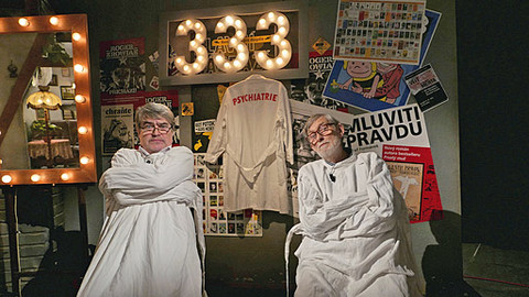 Třistatřicettři - Příběhy obyčejného šílenství