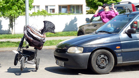 Besipky - Maminka s kočárkem