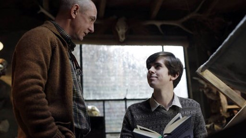 Batesův motel - 8/10 Chlapec a jeho pes