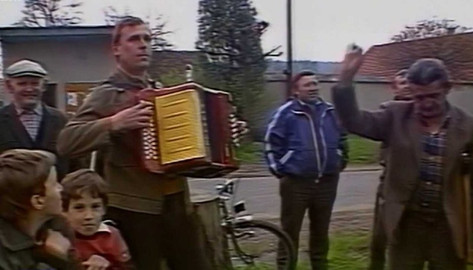 Archiv dne - 1. květen 1991: Stavění máje