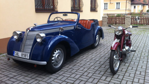 Auto Moto Revue - Po dvou nebo po čtyřech kolech – na motorce nebo autem?