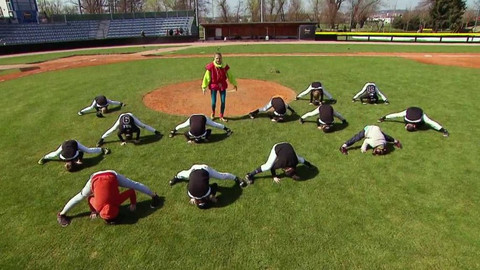 Jogínci na cestách - Pštros na hřišti