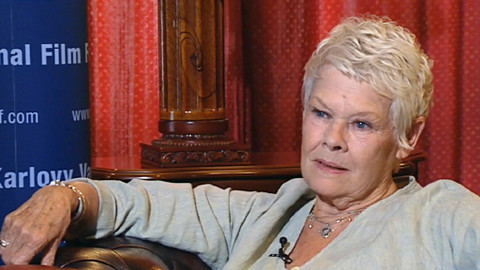Na plovárně - Judi Dench