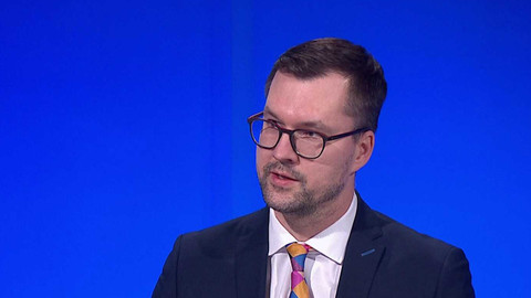 90’ ČT24 - Meziroční inflace se vrátila pod 3 % – co na to ČNB?