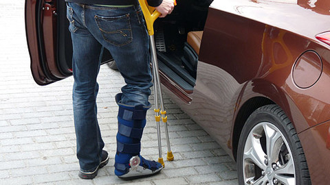 Besipky - Se sádrou na noze