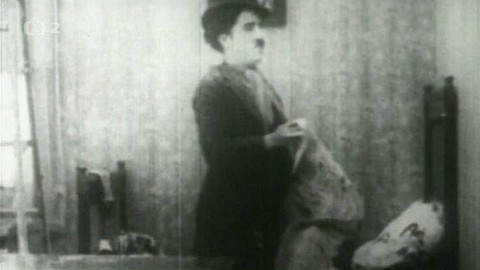 Grotesky - Chaplin lepičem tapet