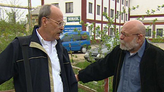 Mezi dveřmi je A. G.