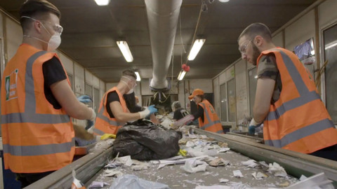 Zlatá mládež - 1/6 Mezi bezdomovci