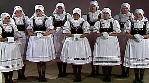 Muzikanti, hrejte - Ta strážnická brána - Lidové písně o vojně