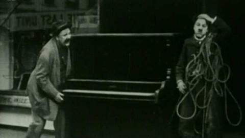 Grotesky - Chaplin stěhuje piáno