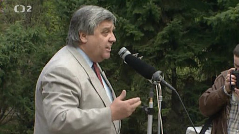 Labyrintem revoluce - A co s komunisty?