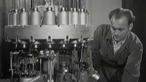 Archiv ČT24 - Dřinu strojům