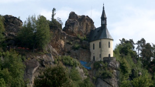 Krajinou příběhů českých hradů známých i neznámých