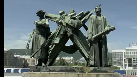 Mezi dveřmi je A.G. - Odkud a kam putují brněnské sochy