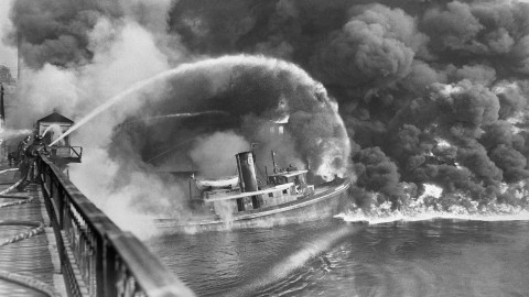 Past pokroku - Když začala hořet řeka. USA šokovala ekologická havárie, která změnila svět