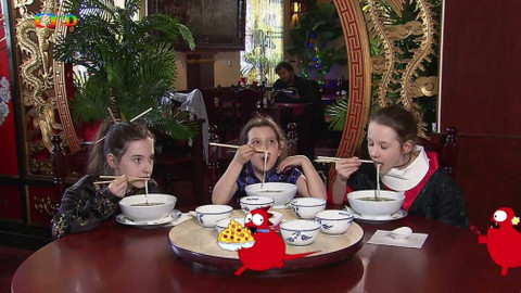 Draci v hrnci - Příbor, hůlky, ruka nakrmí i kluka