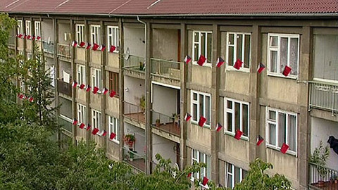 Nad hlavou hvězdy, srp a kladivo