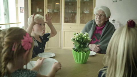 Evropa dnes - Dětský šok v domově pro seniory (2/2)