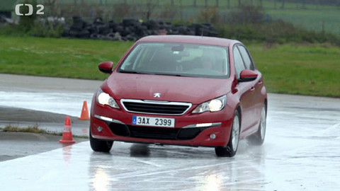 Auto Moto Revue - Porovnáme hybridní Toyotu Yaris s Lexusem a naučíme se zvládat smyk