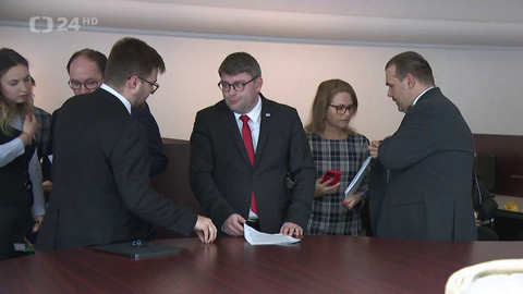 90’ ČT24 - Test jednoty vládní koalice - hlasování o platech ústavních činitelů