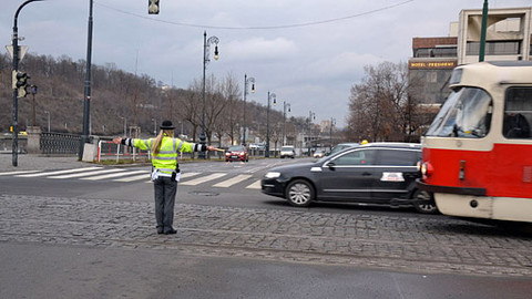 Besipky - Řízení křižovatky policistou