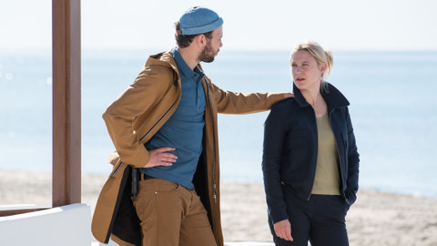 Inspektorka Candice Renoirová - 1/10 Pro krásu se musí trpět