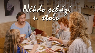 Někdo schází u stolu
