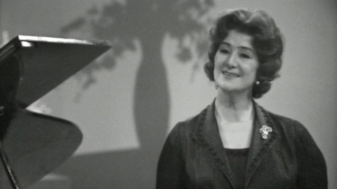 Marie Podvalová zpívá národní písně