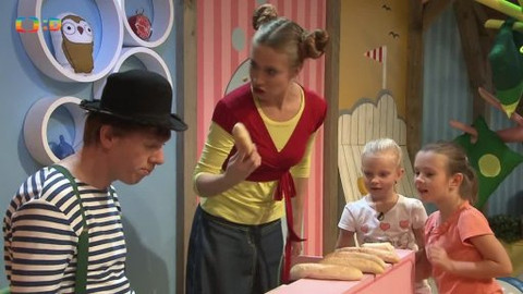 Hýbánky - Pekař peče housky