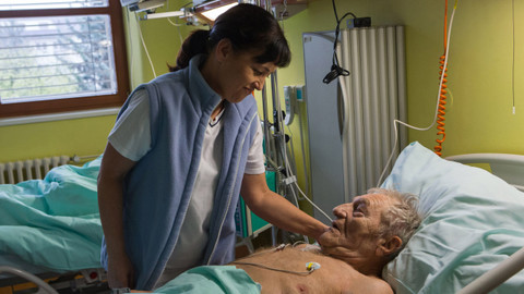 Život a doba soudce A.K. - 4/13 Sestřička