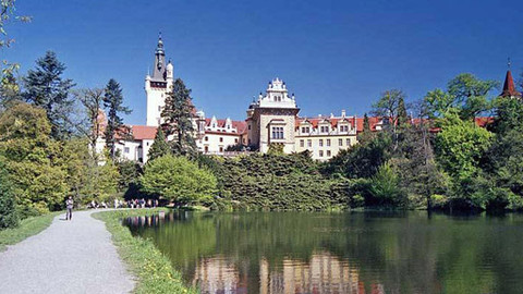 Hrady a zámky - bílá místa naší historie - Čestně, mravně, svému stavu přiměřeně