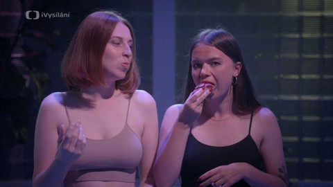 Na záchodcích - 4/10 Líbí se ti moje tělo?