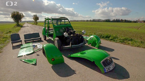 Auto Moto Revue - Vydáme se na kachny, myšleno legendární kachny Citroen 2CV. Otloukánek zažije aquaplaning ve velké rychlosti