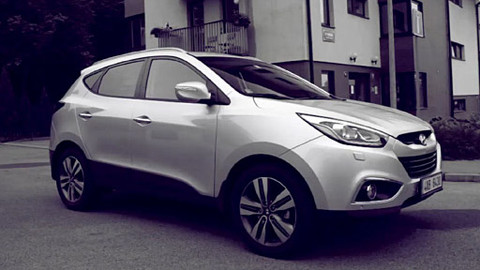 Auto Moto Revue - Většina z nás občas cestuje v autech s dětmi, ale víme, jak jim cestu nejvíce zpříjemnit? Otestujeme dva vozy vybrané z různých pohledů na věc