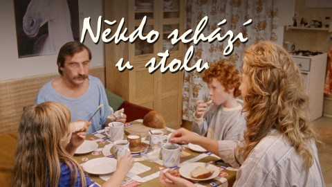 Někdo schází u stolu