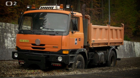 Auto Moto Revue - Zažijeme den s kamioňákem, vjedeme do obří vany plné kamínků a otestujeme Jeep Grand Cherokee