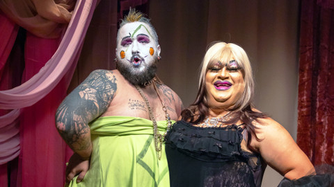 Chi Chi na gauči - 4/7 La Cuntessa: Miluju své tělo!