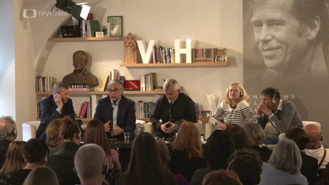 Knihovna Václava Havla - Karafiáty a samet