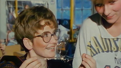 Archiv dne - 22. prosinec 1990: Foukárna vánočních ozdob