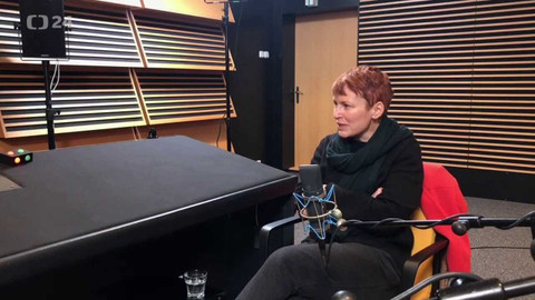 Background ČT24 - Pavla Holcová