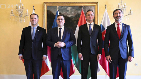 90’ ČT24 - Diplomatická válka o Ukrajinu