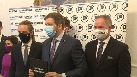 Mimořádné pořady ČT24 - Piráti rozhodují o účasti ve vládě