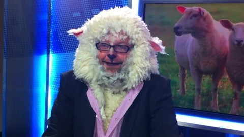 Pečený sněhulák - Nový trenér Slávie Miroslav Beránek (Roman Mrázik) má pro fanoušky tohoto fotbalového klubu zcela zásadní informaci ohledně umístění v letošní ligové soutěži