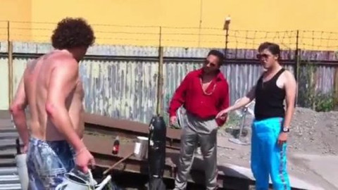 Pečený sněhulák - Cikánské dilema Josefa Kaluži a Alberta Čuby nad tím, z čeho může být vyrobená bomba