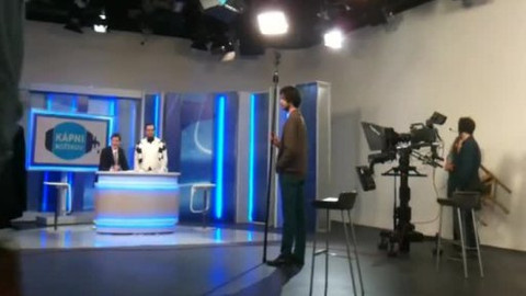 Pečený sněhulák - Natáčení scénky s obřími bowlingovými koulemi, které mají rozmetat televizní studio