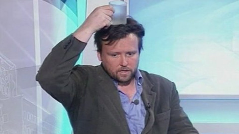 Český žurnál - Vystřižená scéna – Hrníček